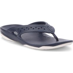 Japonki CROCS - Swiftwater Deck Flip M 204961 Navy/White. Niebieskie klapki męskie Crocs, z tworzywa sztucznego, bez zapięcia. W wyprzedaży za 139,00 zł.