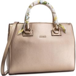 Torebka LIU JO - M Satchel Zip A19093 E0040 Gold 00529. Żółte torebki klasyczne damskie Liu Jo, bez wzorów, ze skóry ekologicznej, klasyczne, duże, bez dodatków. Za 739,00 zł.