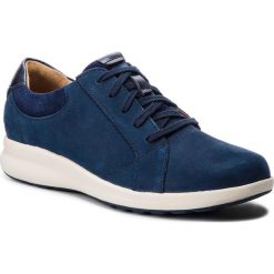 Półbuty CLARKS - Un Adorn Lace 261360674 Navy Combi. Niebieskie półbuty damskie Clarks, na co dzień, bez wzorów, ze skóry, bez obcasa, na płaskiej podeszwie, bez zapięcia. W wyprzedaży za 269,00 zł.