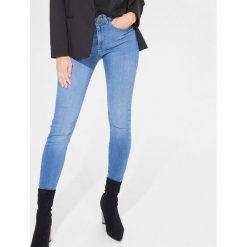 Jeansy skinny z podwyższonym stanem - Niebieski. Niebieskie jeansy damskie Mohito, z podwyższonym stanem. W wyprzedaży za 39,99 zł.