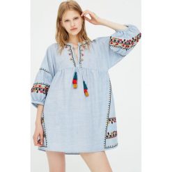 Haftowana sukienka babydoll. Niebieskie sukienki damskie marki Pull&Bear, z haftami, bez kołnierzyka, bez rękawów. Za 139,00 zł.