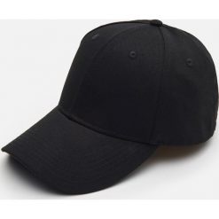 Czapka z daszkiem - Czarny. Czarne czapki męskie Cropp, bez wzorów. W wyprzedaży za 19,99 zł.