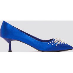 NA-KD Shoes Satynowe czółenka z koralikami - Blue. Niebieskie buty ślubne damskie NA-KD Shoes, z satyny, na niskim obcasie. W wyprzedaży za 48,59 zł.