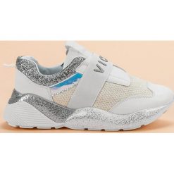 Białe Wsuwane Buty Sportowe VICES. Białe buty sportowe damskie vices, bez wzorów, ze skóry ekologicznej, sportowe, do biegania. W wyprzedaży za 129,00 zł.