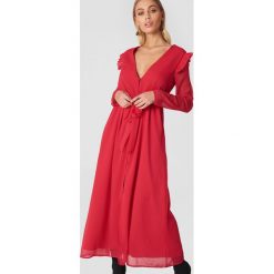 NA-KD Boho Szyfonowa sukienka z głębokim dekoltem V - Red. Czerwone sukienki damskie marki NA-KD Boho, w paski, z poliesteru, boho, z falbankami, bez rękawów. W wyprzedaży za 80,97 zł.