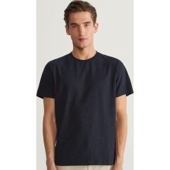 T-shirty męskie: T-shirt w kropki - Granatowy