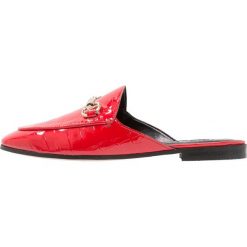 Dune London GENE Klapki red. Czerwone klapki damskie marki Dune London, bez wzorów, ze skóry ekologicznej, bez obcasa. Za 419,00 zł.