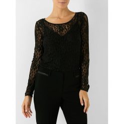 Koszulka w kolorze czarnym. Czarne koszulki damskie Jacqueline Riu, w koronkowe wzory, z koronki, klasyczne, z okrągłym kołnierzem, bez rękawów. W wyprzedaży za 39,95 zł.