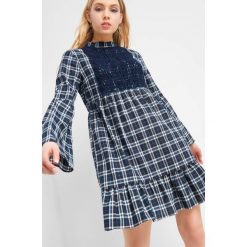 Sukienka mini z koronką. Niebieskie sukienki damskie Orsay, na imprezę, na lato, w koronkowe wzory, z bawełny, ze stójką, bez rękawów, długie, mini, rozkloszowane. Za 159,99 zł.