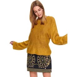 Luźny damski sweter. Żółte swetry damskie Top Secret, na zimę, bez wzorów, z dzianiny, eleganckie, z długim rękawem, długie, bez kaptura. W wyprzedaży za 49,99 zł.