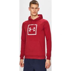 Under Armour - Bluza. Czerwone bluzy męskie Under Armour, xxl, z nadrukiem, z bawełny, z kapturem, bez rękawów, z kapturem. W wyprzedaży za 169,90 zł.