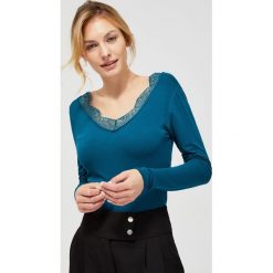 Bluzka z koronką przy dekolcie. Niebieskie bluzki damskie Moodo, xl, w koronkowe wzory, z elastanu, z dekoltem w serek, z długim rękawem. Za 5,99 zł.