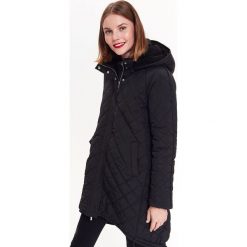 Pikowana oversize kurtka damska podszywana misiem. Czarne kurtki damskie Top Secret, na zimę, bez wzorów, długie, bez kaptura. W wyprzedaży za 139,99 zł.