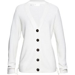 Sweter rozpinany bonprix biały. Białe swetry damskie bonprix, bez wzorów, bez rękawów, bez kaptura. Za 99,99 zł.