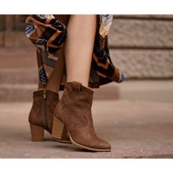 Ażurowe kowbojki - skóra naturalna - model 470 - kolor brąz przecierka. Botki damskie Zapato, ze skóry, bez obcasa, bez zapięcia. W wyprzedaży za 319,20 zł.