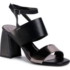 Sandały BETSY - 907058/04-02E Black/Dark Silver. Czarne klapki damskie Betsy, bez wzorów, ze skóry ekologicznej, bez obcasa. W wyprzedaży za 149,00 zł.