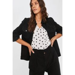 Answear Lab - Kurtka jeansowa. Czarne kurtki damskie Answear Lab, s, bez wzorów, z bawełny, krótkie, bez kaptura. Za 149,90 zł.