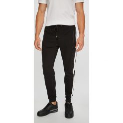 Brave Soul - Spodnie. Czarne spodnie męskie Brave Soul, na co dzień, s, bez wzorów, z bawełny, casualowe. W wyprzedaży za 69,90 zł.