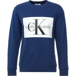 Calvin Klein Jeans MONOGRAM BOX LOGO CREW NECK Bluza blue. Niebieskie bluzy męskie Calvin Klein Jeans, m, z bawełny. Za 419,00 zł.