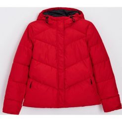 Pikowana kurtka z kapturem - Czerwony. Czerwone kurtki damskie Cropp, s, bez wzorów, z kapturem. Za 139,99 zł.