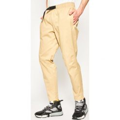 Spodnie materiałowe New Balance Athletics Woven MP01504. Pomarańczowe jeansy męskie New Balance, s, bez wzorów. W wyprzedaży za 179,00 zł.