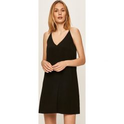 Calvin Klein Jeans - Sukienka. Czarne sukienki damskie Calvin Klein Jeans, na co dzień, s, bez wzorów, z poliesteru, casualowe, bez kołnierzyka, bez rękawów, mini, rozkloszowane. W wyprzedaży za 199,90 zł.