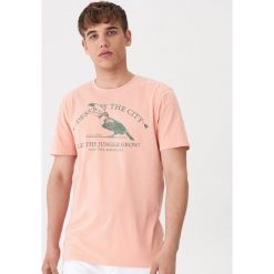 T-shirt z nadrukiem - Pomarańczowy. Pomarańczowe t-shirty męskie House, s, z nadrukiem, bez kołnierzyka. Za 39,99 zł.