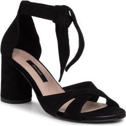 Sandały GINO ROSSI - 986-01 Black. Czarne klapki damskie Gino Rossi, bez wzorów, ze skóry, bez obcasa, na obcasie. Za 279,99 zł.