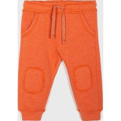 Blukids - Spodnie dziecięce 74-98 cm. Pomarańczowe spodnie chłopięce Blukids, bez wzorów, z bawełny, casualowe. W wyprzedaży za 29,90 zł.