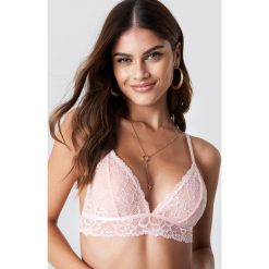 NA-KD Lingerie Trójkątny biustonosz z kwiatową koronką - Pink. Różowe biustonosze NA-KD Lingerie, w koronkowe wzory, z koronki. Za 72,95 zł.
