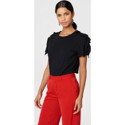 Rut&Circle Top z krótkim rękawem i falbanką Tilda - Black. Czarne topy damskie marki Rut&Circle, bez wzorów, z falbankami. W wyprzedaży za 40,38 zł.