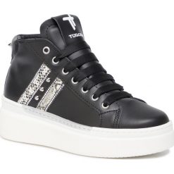 Sneakersy TOGOSHI - TG-06-03-000138 101. Czarne półbuty damskie Togoshi, na co dzień, bez wzorów, ze skóry, bez obcasa, bez zapięcia. W wyprzedaży za 299,00 zł.
