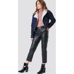 NA-KD Kurtka jeansowa Teddy - Blue. Niebieskie kurtki damskie marki NA-KD, w paski, z jeansu. W wyprzedaży za 141,97 zł.