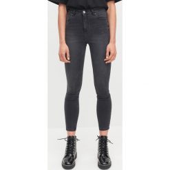 Jeansy slim z bawełny organicznej - Czarny. Czarne jeansy damskie Reserved. Za 79,99 zł.