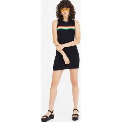 Sukienka mini z tęczą. Czarne sukienki damskie Pull&Bear, bez wzorów, bez kołnierzyka, bez rękawów, mini. Za 59,90 zł.