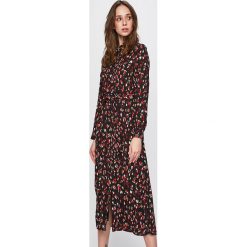 Vero Moda - Sukienka. Czarne sukienki damskie Vero Moda, na co dzień, s, bez wzorów, z poliesteru, casualowe, bez kołnierzyka, z długim rękawem, długie, midi, proste. W wyprzedaży za 89,90 zł.