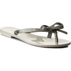Japonki MELISSA - Harmonic Chrome II Ad 32294 Beige/Silver 52009. Szare klapki damskie Melissa, bez wzorów, z tworzywa sztucznego, bez obcasa, na obcasie. W wyprzedaży za 119,00 zł.