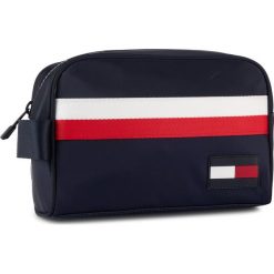 Kosmetyczka TOMMY HILFIGER - Sport Mix Washbag Corp AM0AM05247 901. Niebieskie kosmetyczki męskie TOMMY HILFIGER, bez wzorów, z tkaniny, sportowe. W wyprzedaży za 189,00 zł.