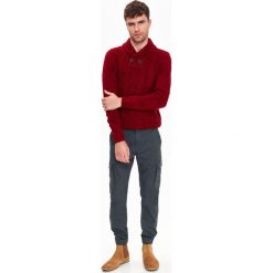 SWETER MĘSKI Z SZALOWYM KOŁNIERZEM I PRZEPLOTAMI. Brązowe golfy męskie marki Top Secret, na jesień, m, z golfem. Za 59,99 zł.