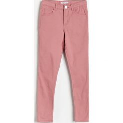 Spodnie slim fit -. Spodnie damskie Reserved, bez wzorów. Za 59,99 zł.