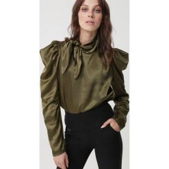 Zielona Bluzka Pemberton. Zielone bluzki damskie Born2be, s, z tkaniny, eleganckie. Za 89,99 zł.