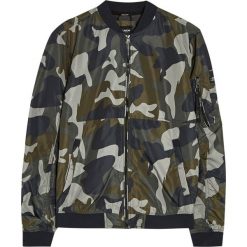 Kurtka bomber w różnych kolorach. Białe kurtki męskie bomber marki Pull&Bear, m, z napisami. Za 89,90 zł.