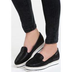 Czarne Slip on Vest. Czarne tenisówki damskie Born2be, ze skóry. Za 49,99 zł.