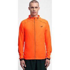 Kurtka do biegania męska KUMTR202 - pomarańcz neon. Pomarańczowe kurtki sportowe męskie xxl, z materiału, do biegania. W wyprzedaży za 99,99 zł.