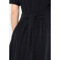 Sukienki: American Vintage TIE WAIST MINI DRESS Sukienka z dżerseju carbone
