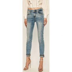 Guess Jeans - Jeansy Annette. Niebieskie jeansy damskie Guess Jeans, z podwyższonym stanem. W wyprzedaży za 269,90 zł.