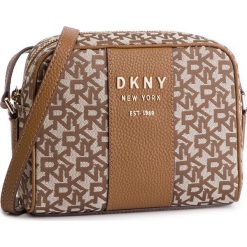Torebka DKNY - Noho Camera Bag R91EFA77 Chino Logo-Vic CVU. Pomarańczowe listonoszki damskie DKNY, bez wzorów, ze skóry, klasyczne, na ramię, bez dodatków. W wyprzedaży za 449,00 zł.