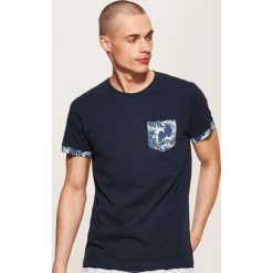 T-shirty męskie: T-shirt z wzorzystą kieszonką – Granatowy