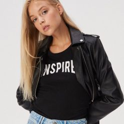 Koszulka z napisem Inspire - Czarny. Czarne koszulki damskie Sinsay, s, z napisami, bez kołnierzyka, bez rękawów. Za 9,99 zł.