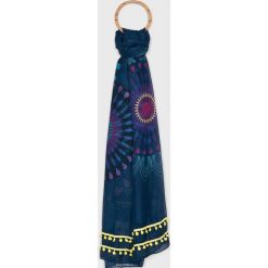 Desigual - Szal. Niebieskie szaliki damskie marki Desigual, z poliesteru. Za 149,90 zł.